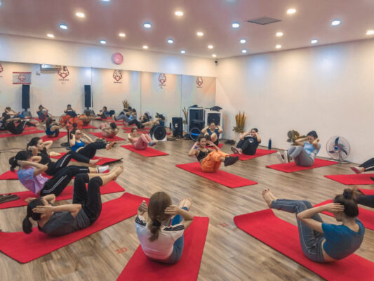 Phongftaapj yoga cơ bản tại Leo's Gym & Yoga