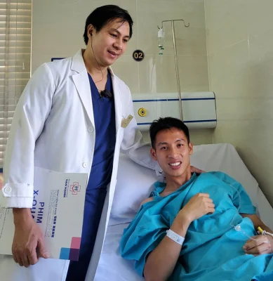 Bác sĩ Phạm Quốc Hùng phục hồi sau chấn thương